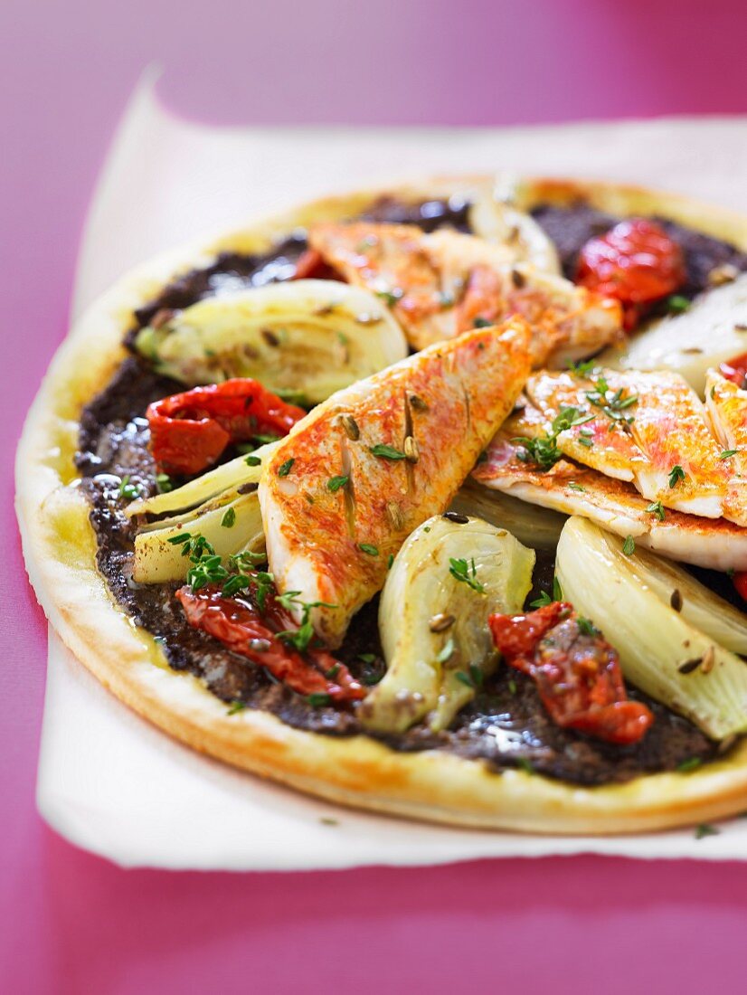 Pizza mit Rotbarbe, Fenchel, Tomatenconfit und Tapenade