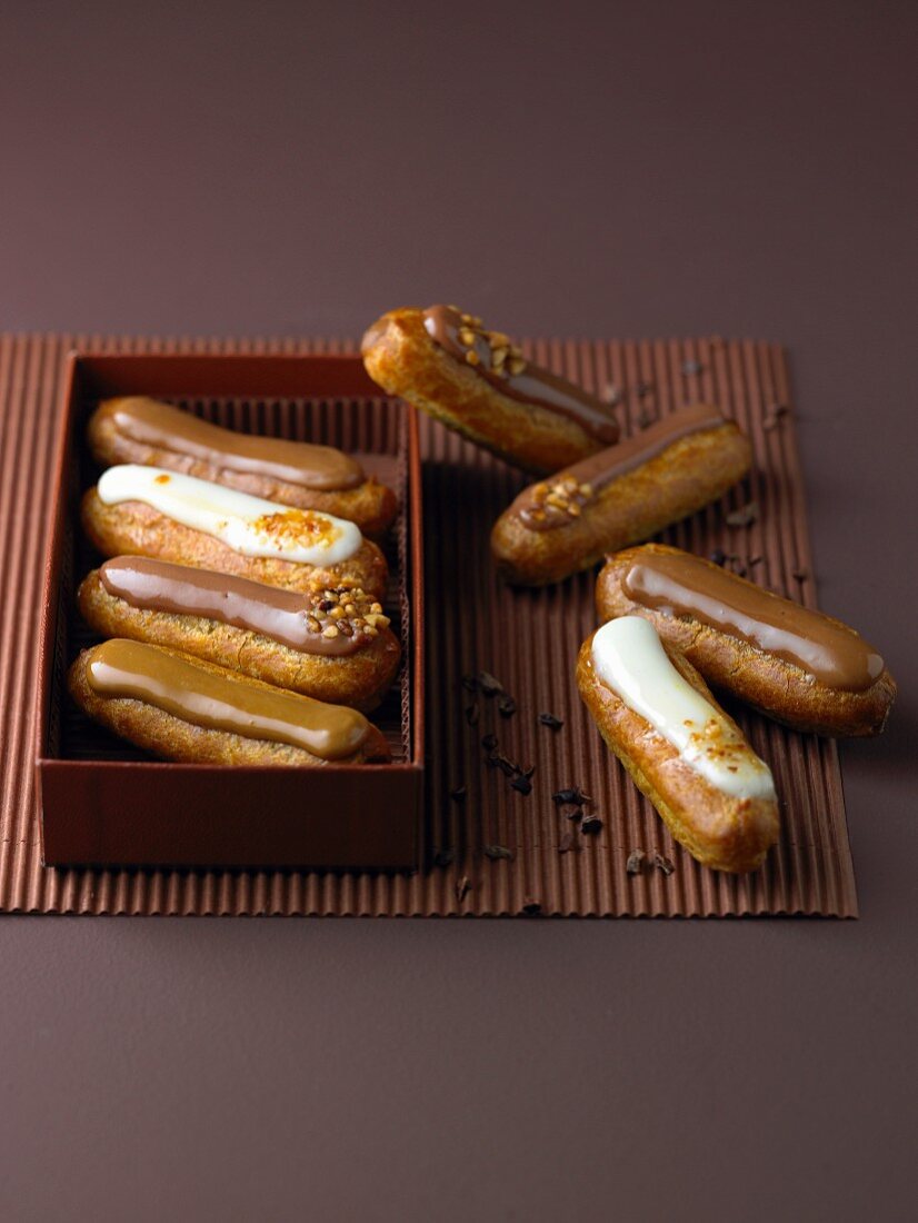 Verschiedene Mini-Eclairs (Liebesknochen)