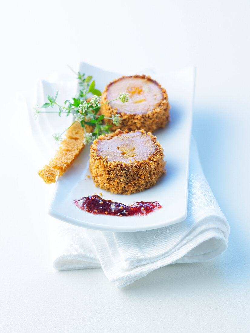 Foie-Gras-Häppchen mit Apfel und Honigkuchenkruste