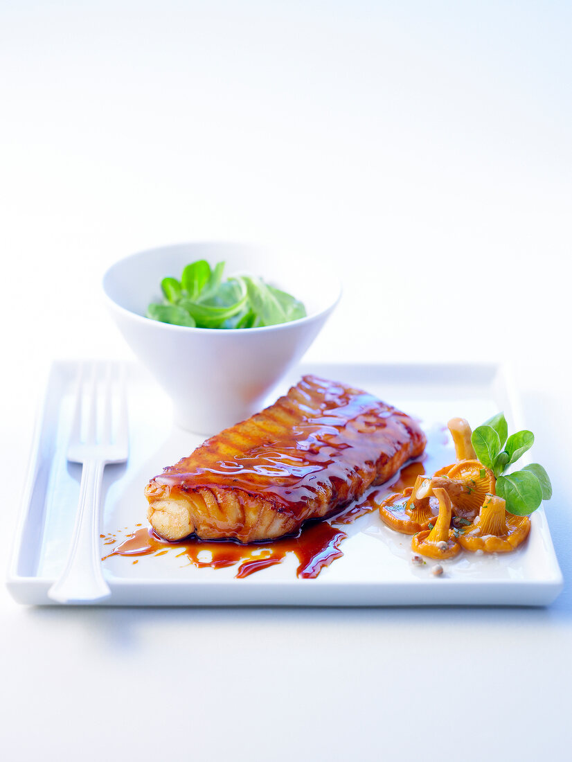 Kabeljaufilet in Honigsauce mit Pfifferlingen und Feldsalat