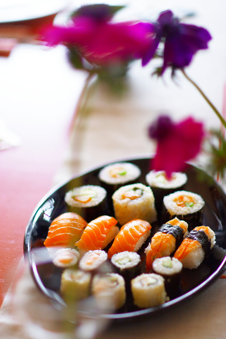 Verschiedene Sushis auf ovaler Platte