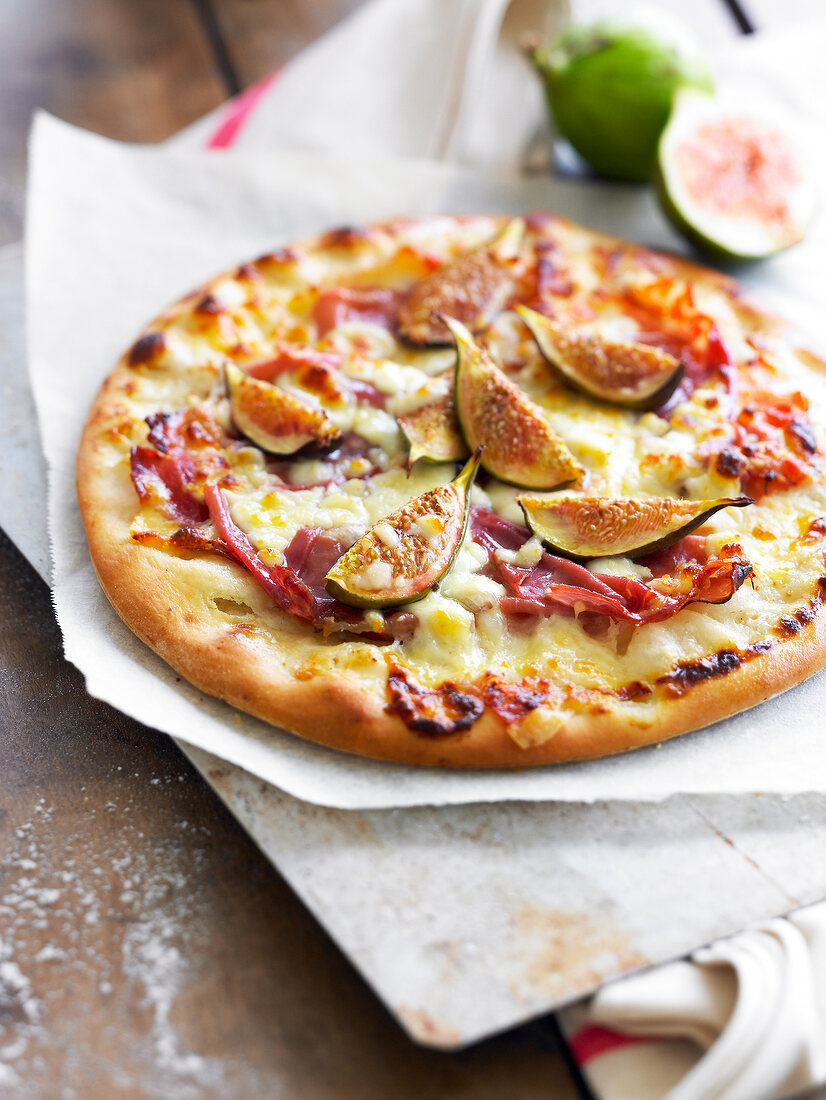 Ham and fig pizza