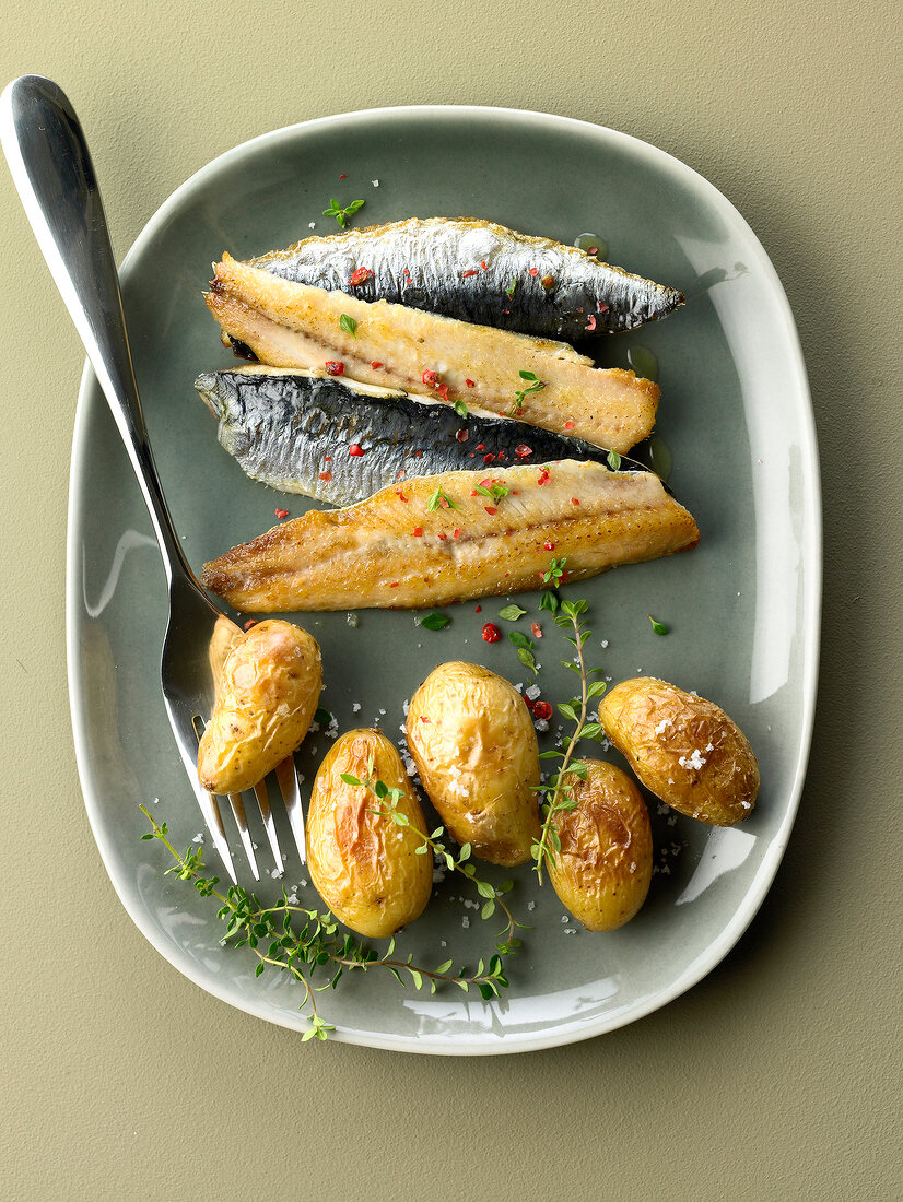 Fried sardines with small roasted potatoes