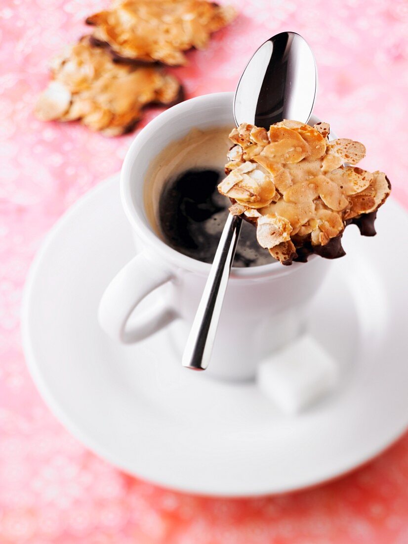 Mandel-Schoko-Kekse und eine Tasse Kaffee