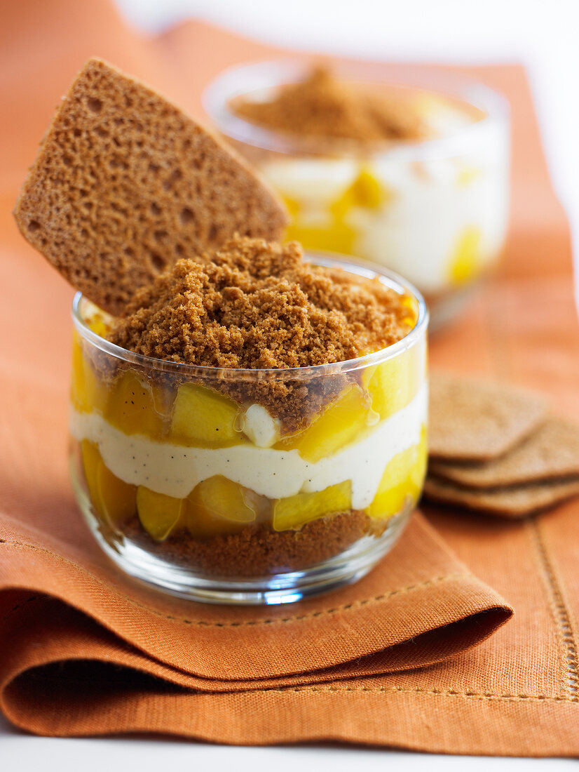 Schichtdessert mit Mango, Spekulatius und Mascarpone im Glas