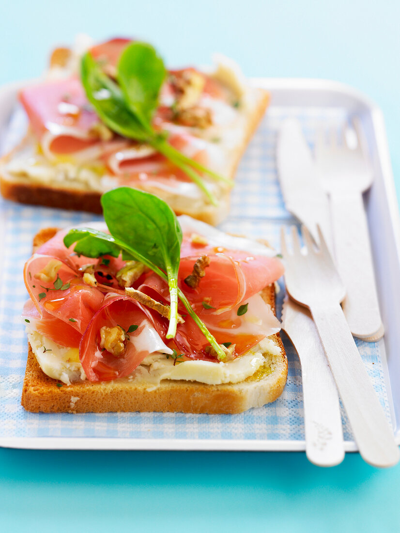 Toast mit Chabichou-Käse und rohem Schinken