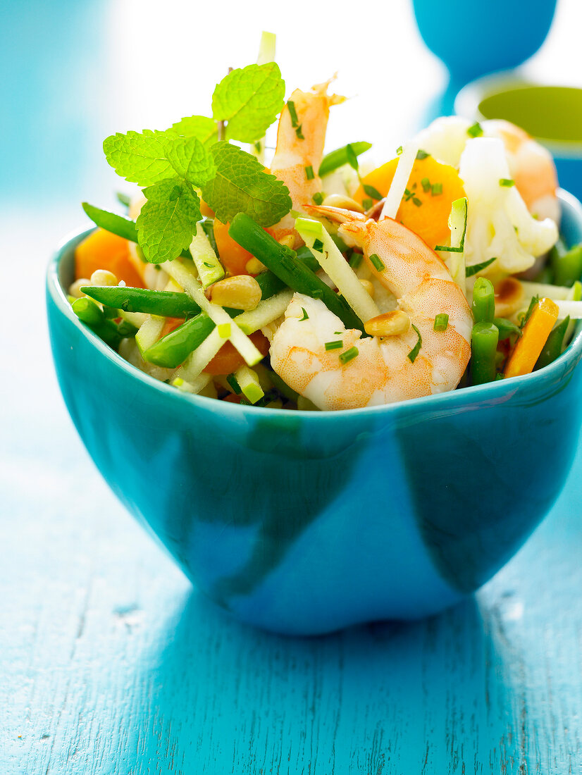 Garnelen-Gemüse-Salat mit Minze in einem blauen Schälchen