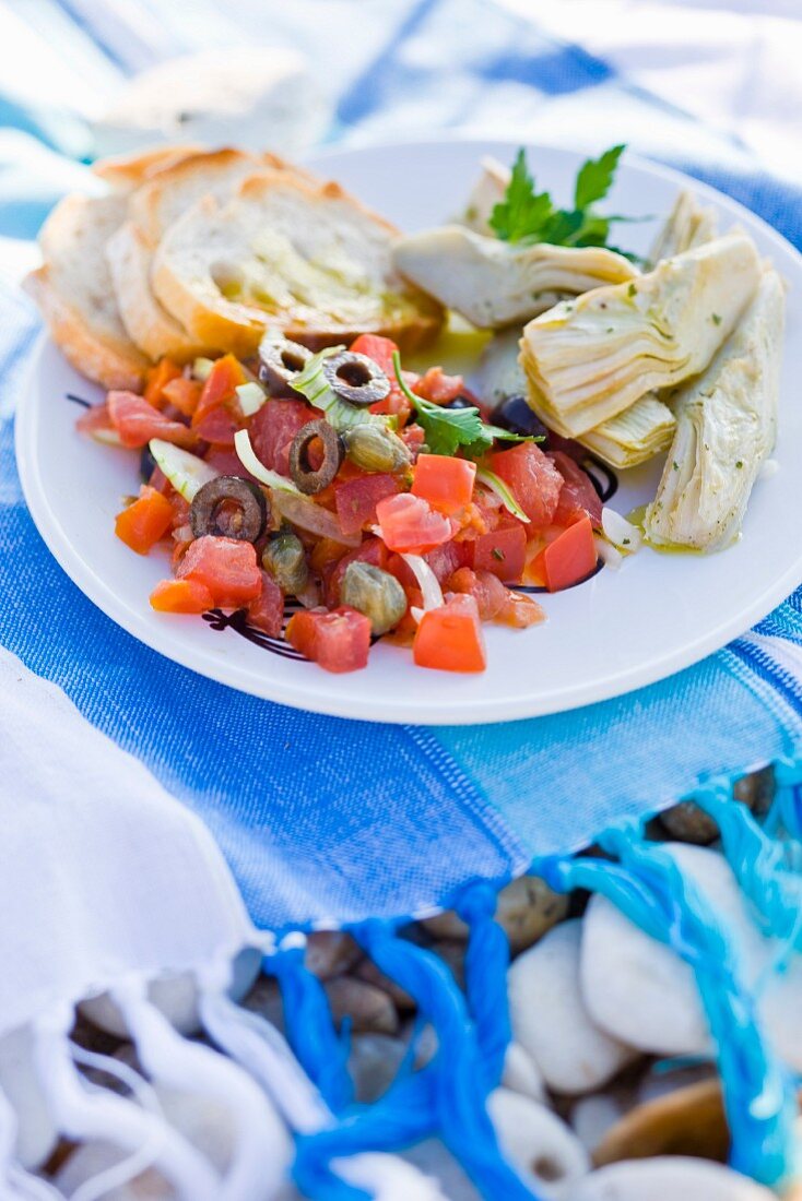 Tomatensalat mit Oliven, Kapern und Artischockenböden