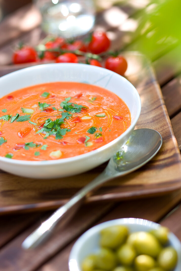 Tomaten-Gazpacho im Freien