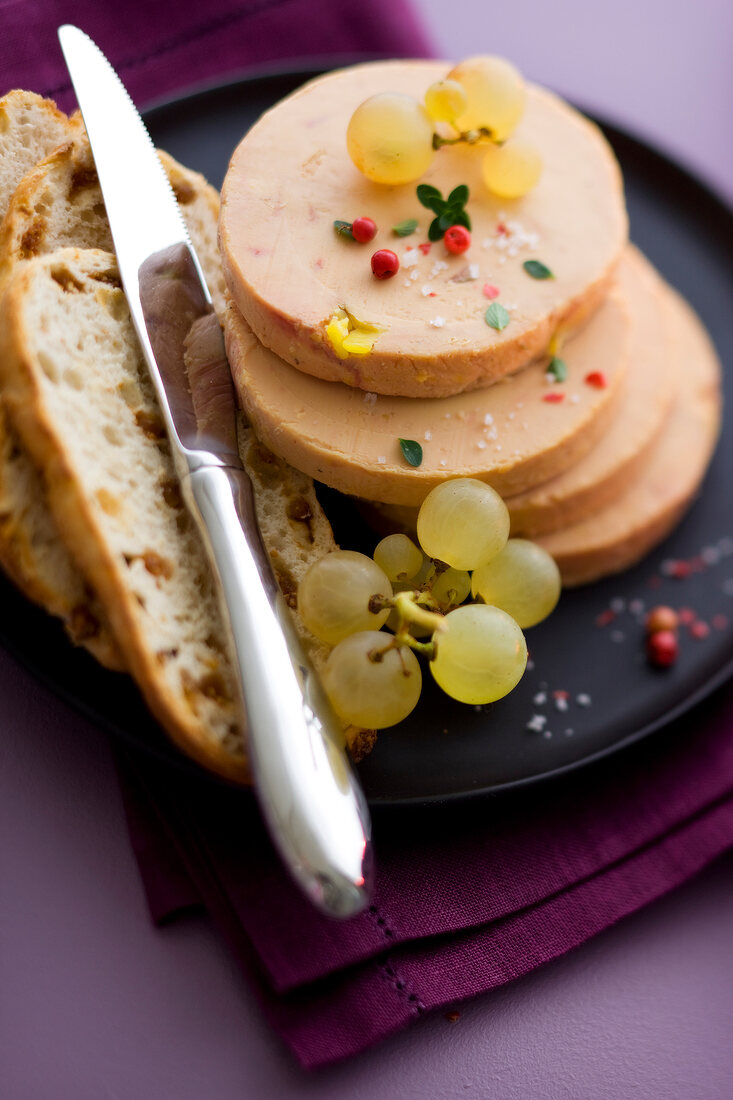 Stopfleberscheiben mit Brot und Trauben