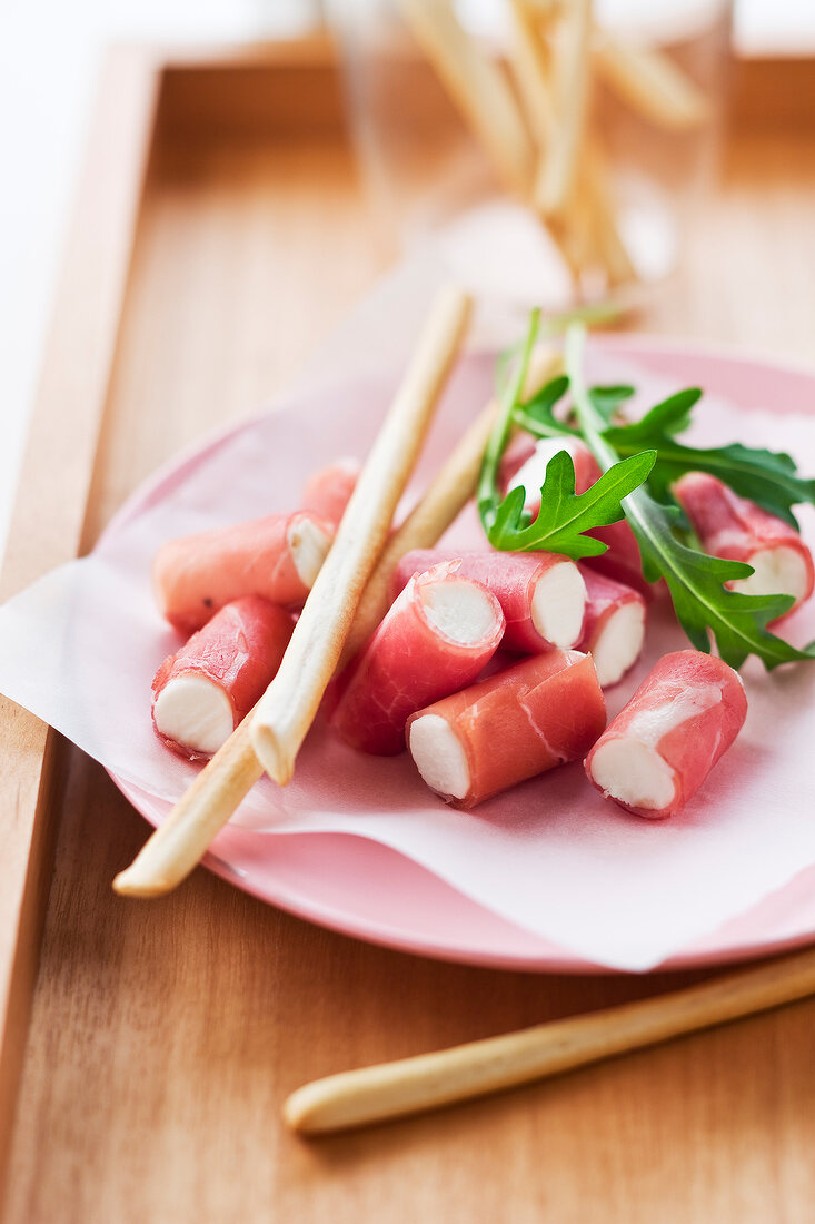 Käse-Schinkenröllchen mit Grissini