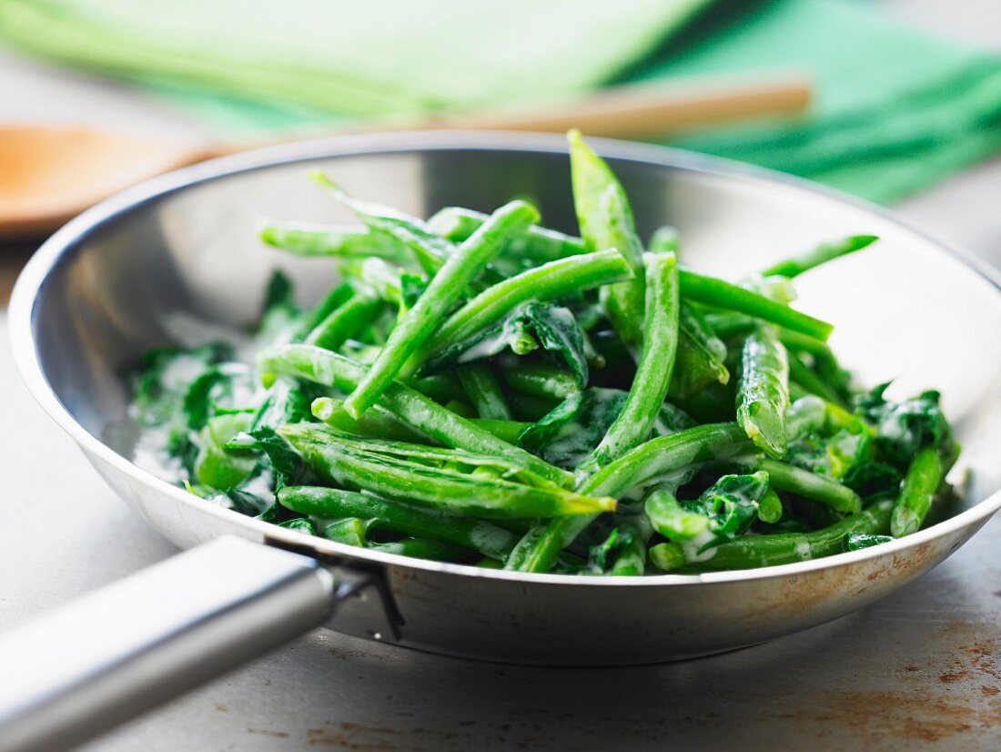 Gemüsepfanne mit grünen Bohnen und Spinat