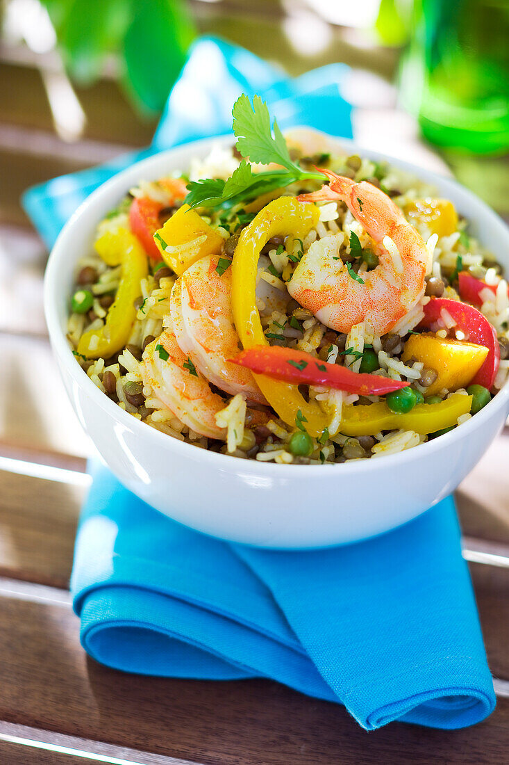 Reis-Garnelen-Salat mit Gemüse und Koriander im Freien