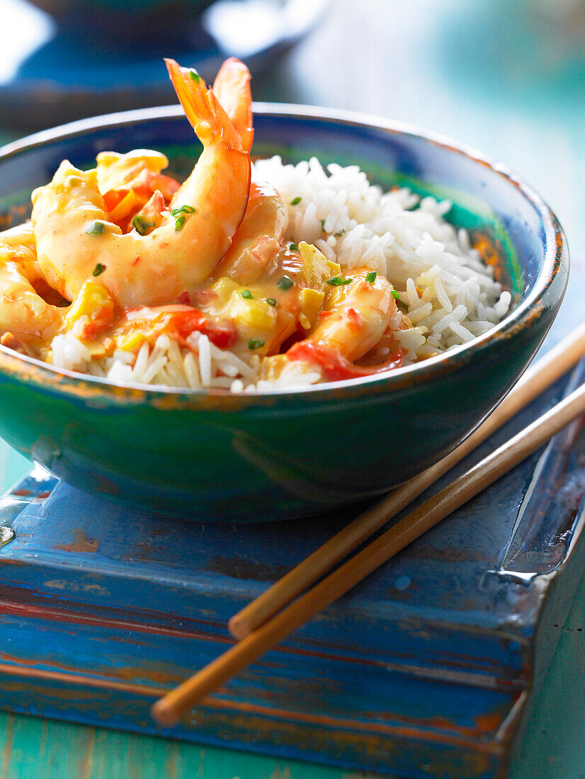 Shrimps in Kokos-Currysauce mit Reis in einer Schüssel