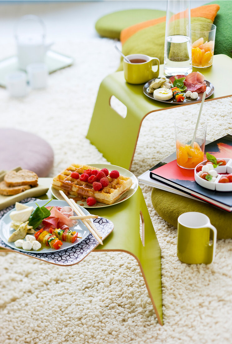 Brunch mit verschiedenen Gerichten und Getränken auf Hockern