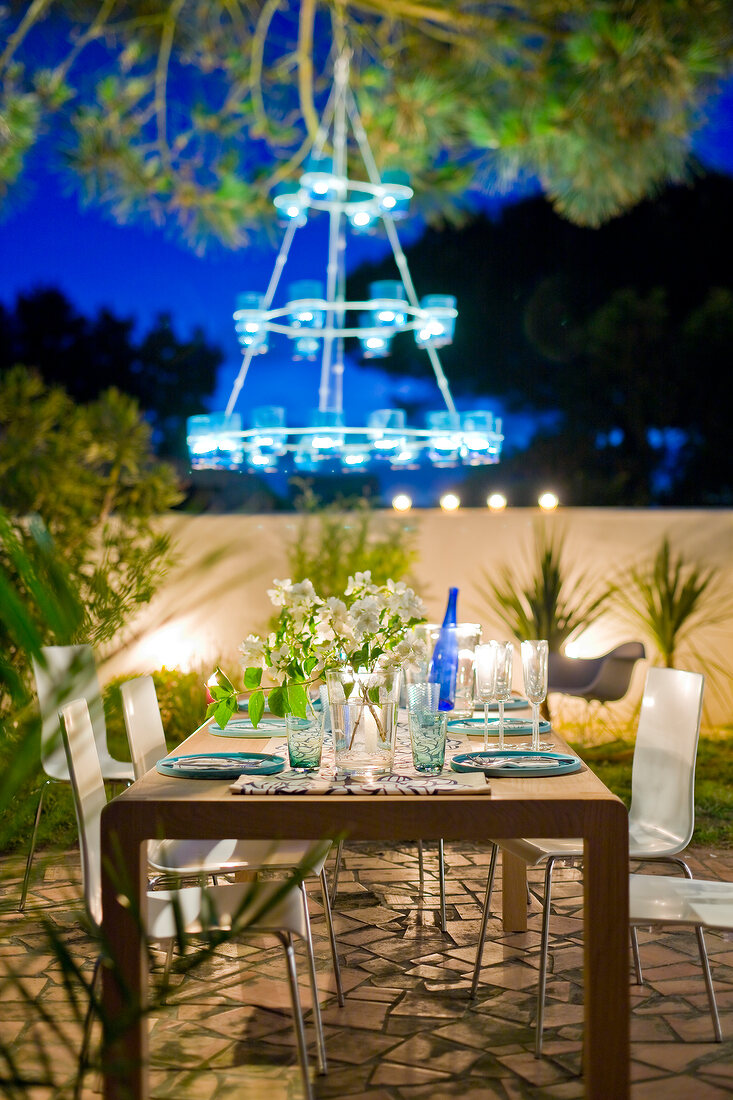 Festlich gedeckter Gartentisch in der Nacht