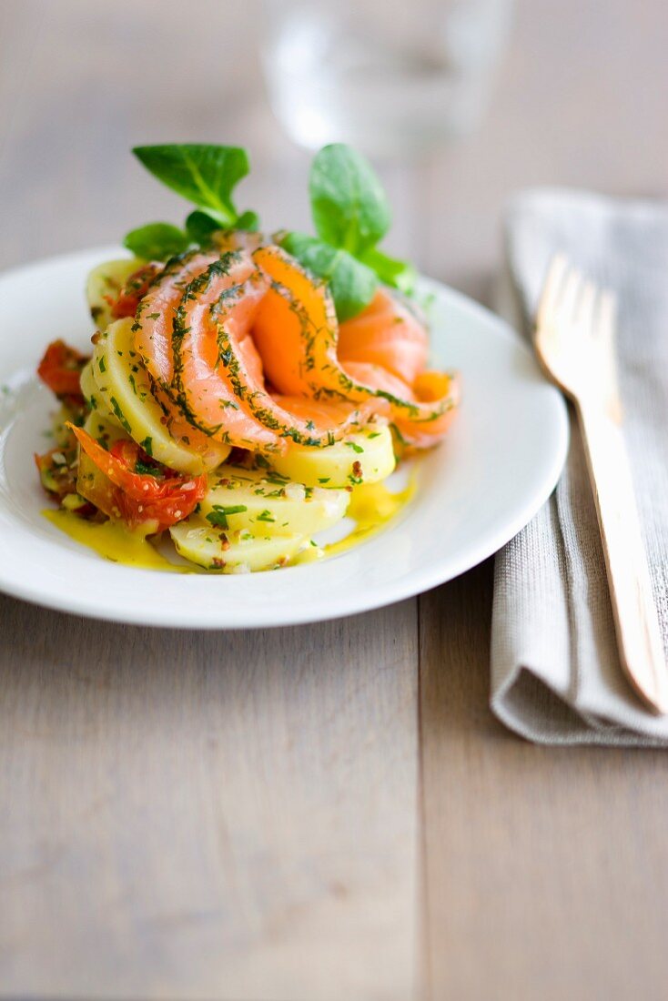 Kartoffelsalat mit Käutern, Tomaten und Graved Lachs, Currysahnesauce