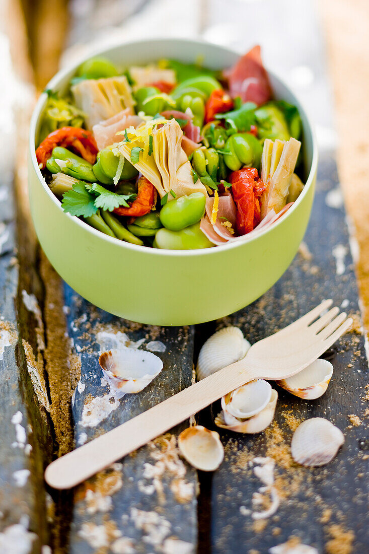 Dicke Bohnensalat mit Tomaten, Artischocken und frischem Koriander