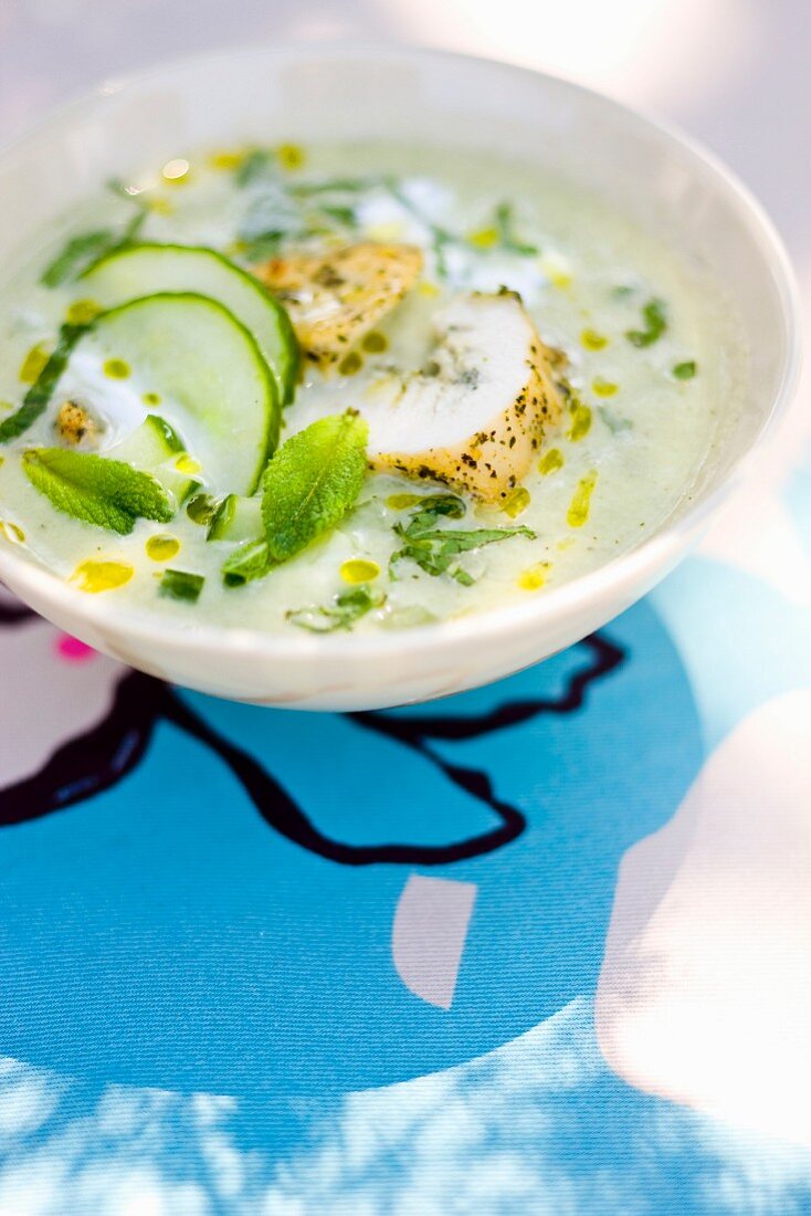 Kalte Gurkensuppe mit mariniertem Hähnchen