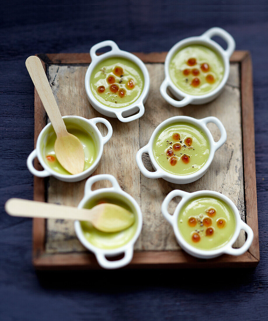 Avocadocremesuppe mit Lachskaviar