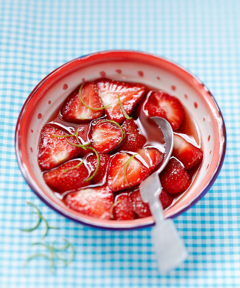 Erdbeeren in Limetten-Vanille-Sirup