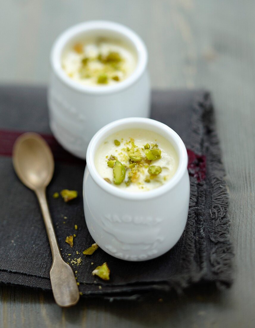 Joghurt mit weisser Schokolade und Pistazien