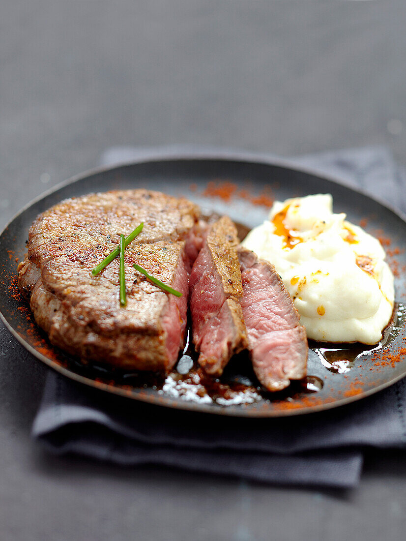 Gegrilltes Rindersteak in Gewürzmarinade mit pochiertem Ei