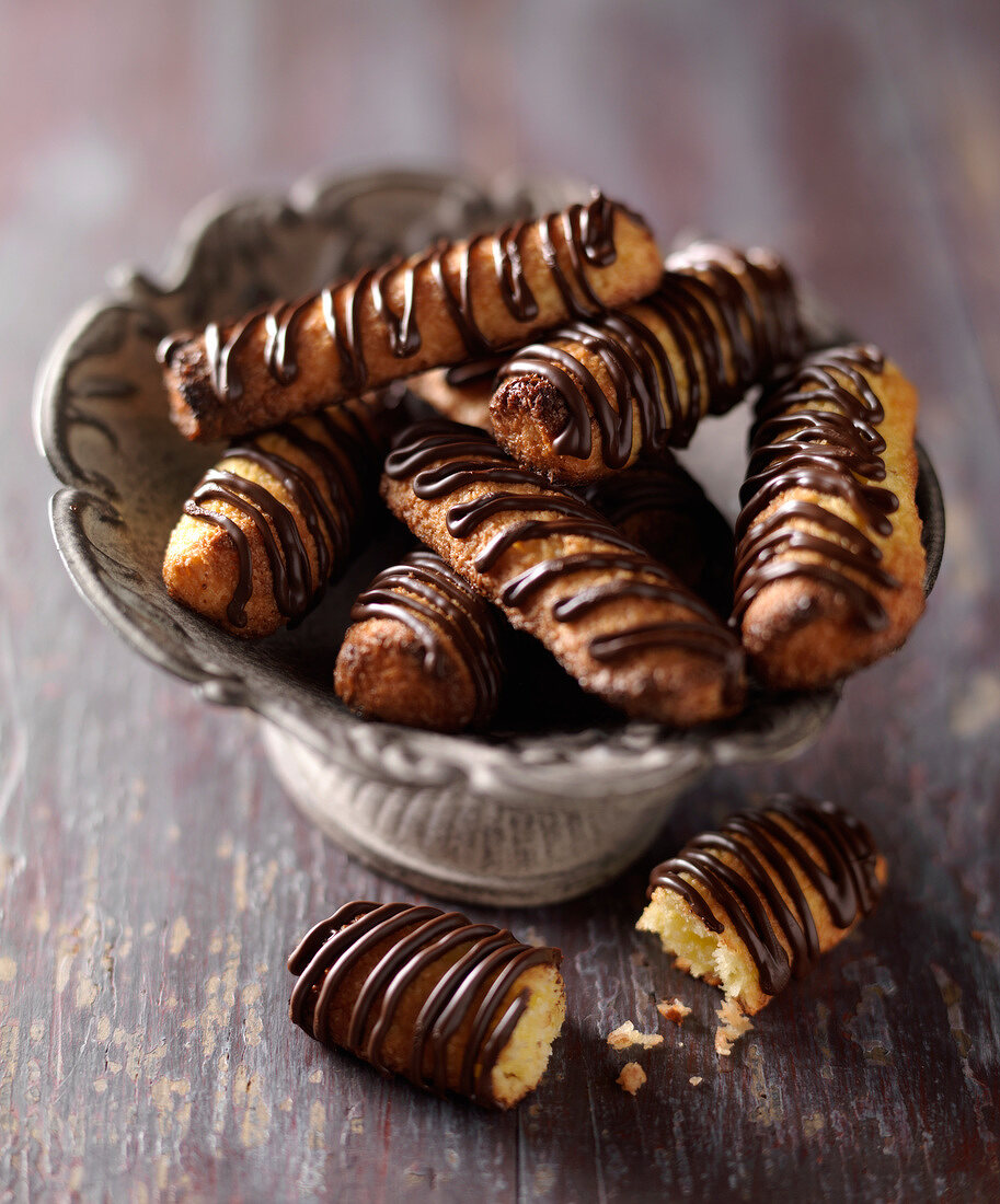 Choco-coconut finger cookies