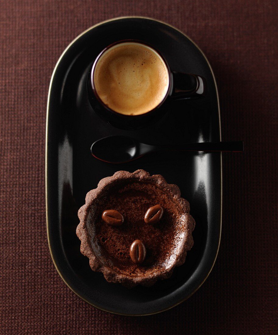 Schoko-Kaffee-Törtchen und eine Tasse Espresso