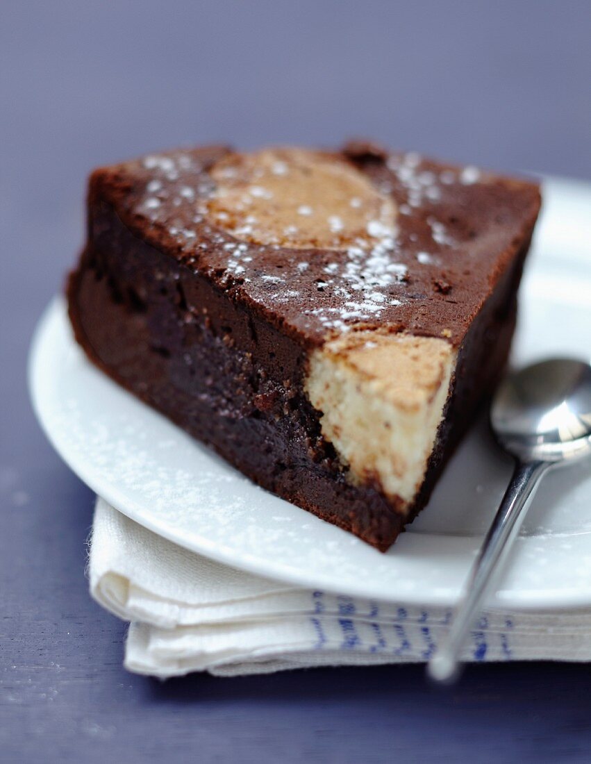 Ein Stück Schokoladenkuchen auf italienische Art