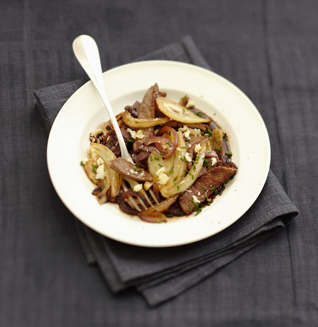 Beef,onion and fennel wok with flaked goat's cheese