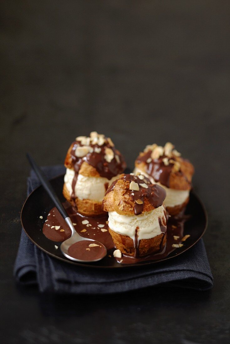 Profiteroles mit Schokosauce