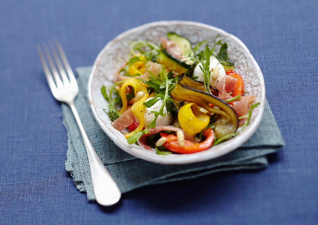 Salat mit gegrilltem Gemüse und Rohschinken