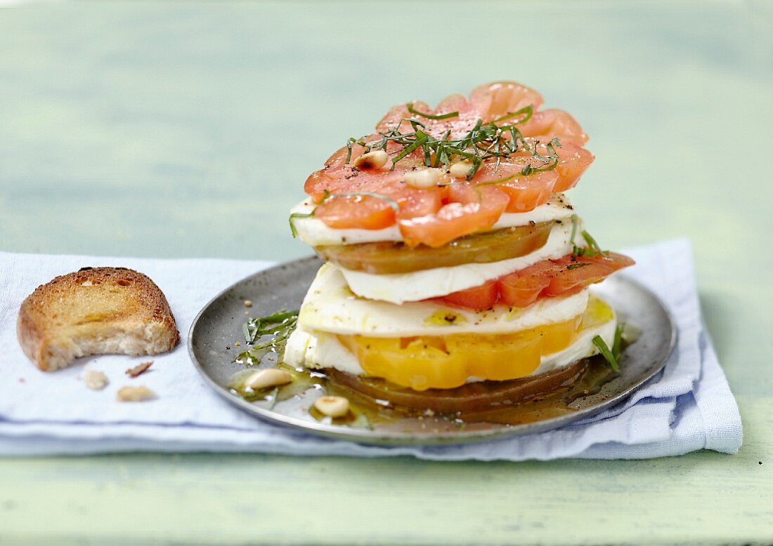 Schichttörtchen Tomate-Mozzarella nach traditioneller Art