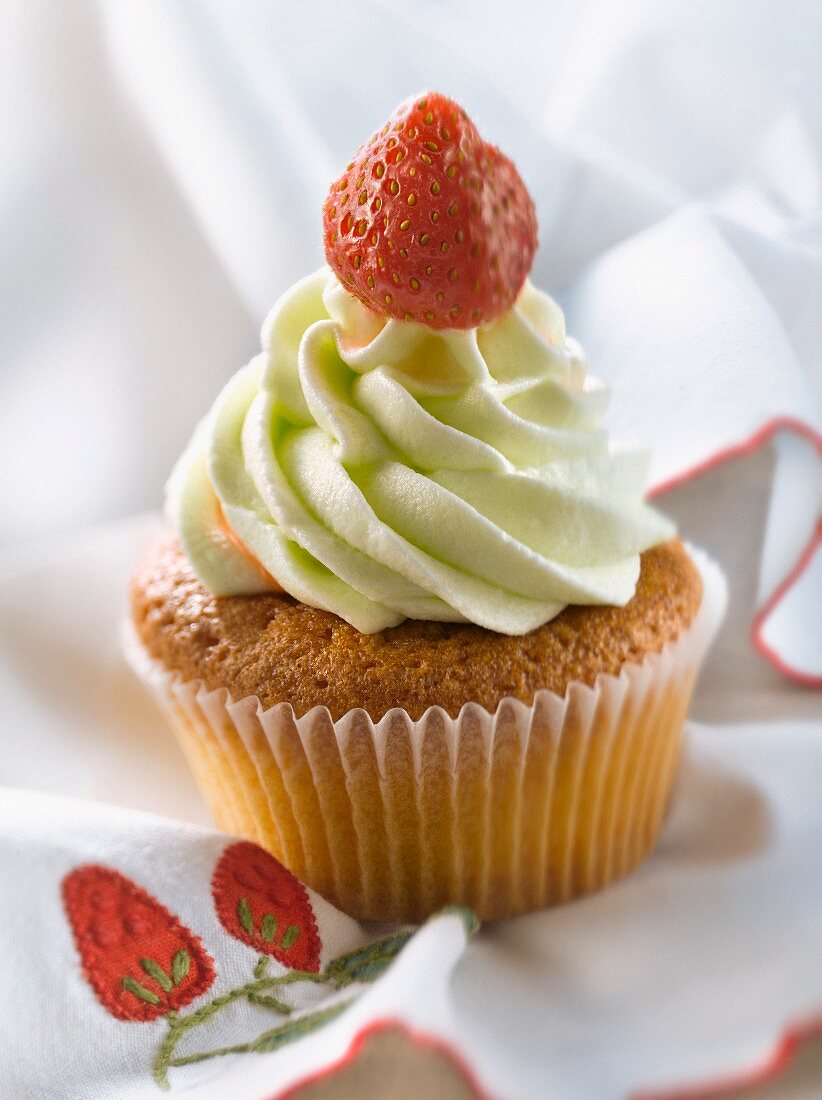 Limetten-Cupcake mit Erdbeere