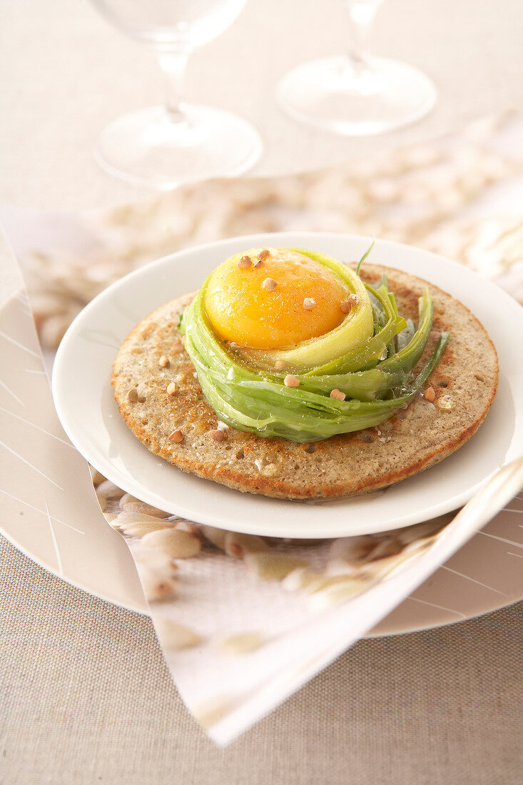 Buchweizenblini mit Lauchnest und Dotter