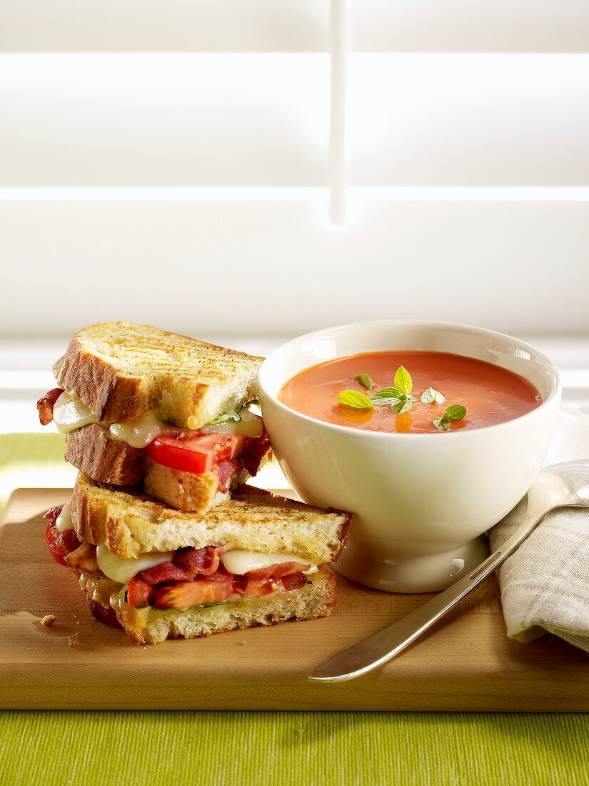 Tomaten-Käse-Sandwichtoast und Schälchen Gazpacho