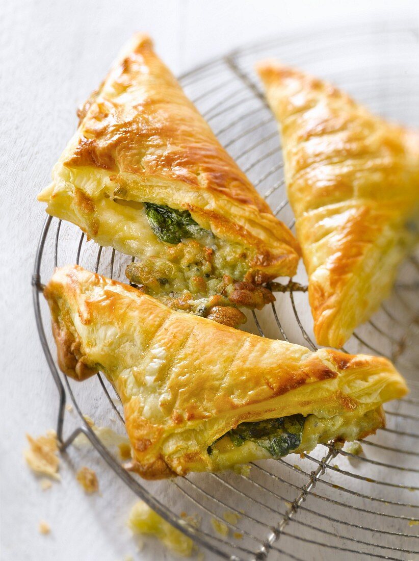 Spinach-roquefort flaky pastry triangular pies