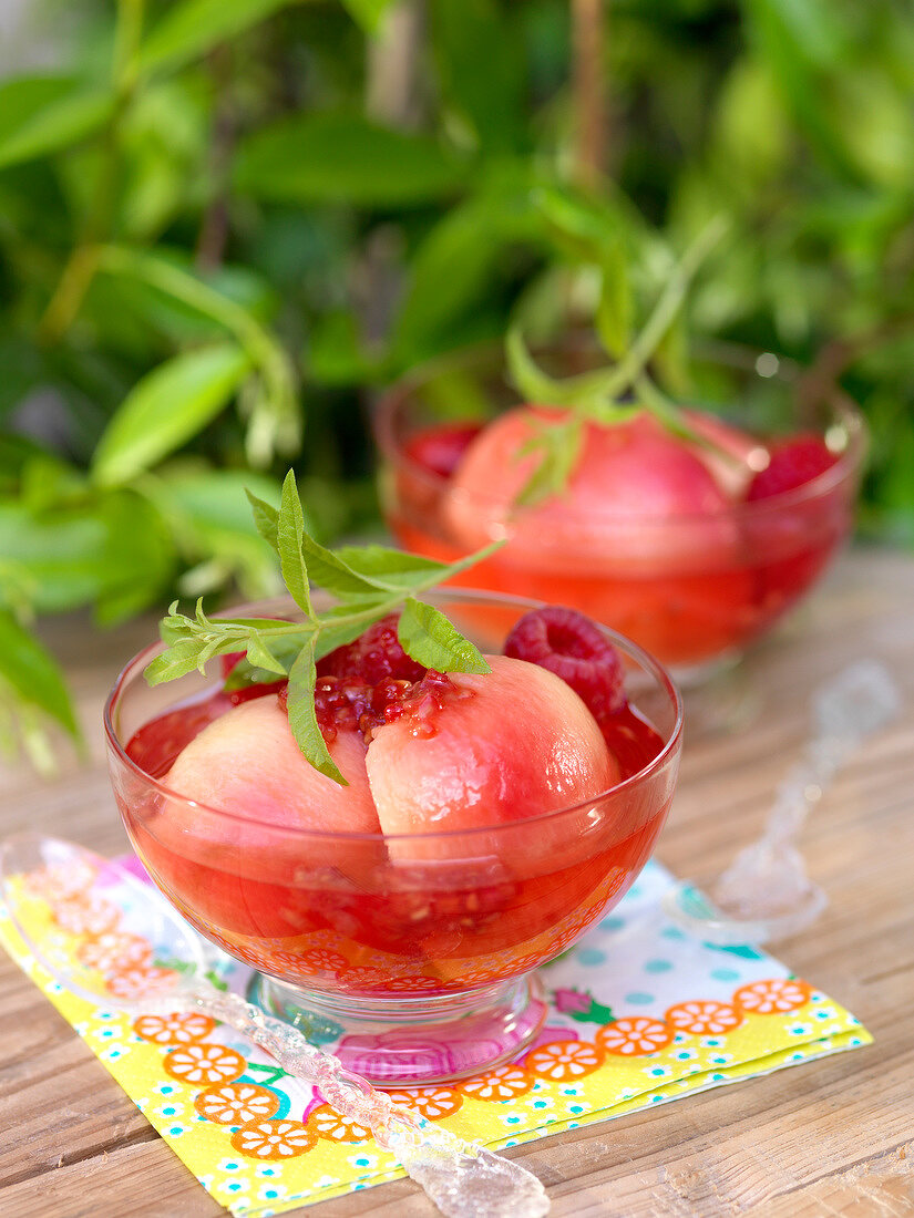 Pochierte Pfirsiche und Himbeeren in Weißwein