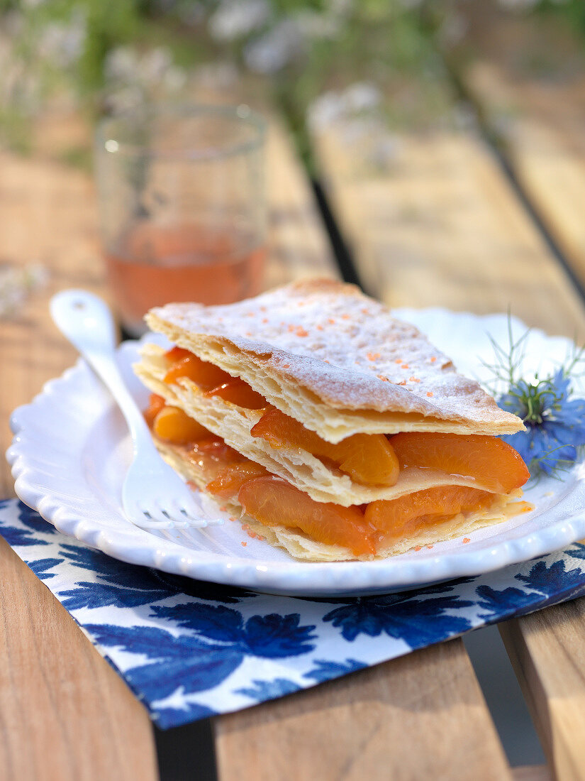 Aprikosen-Millefeuille mit Rosmarin