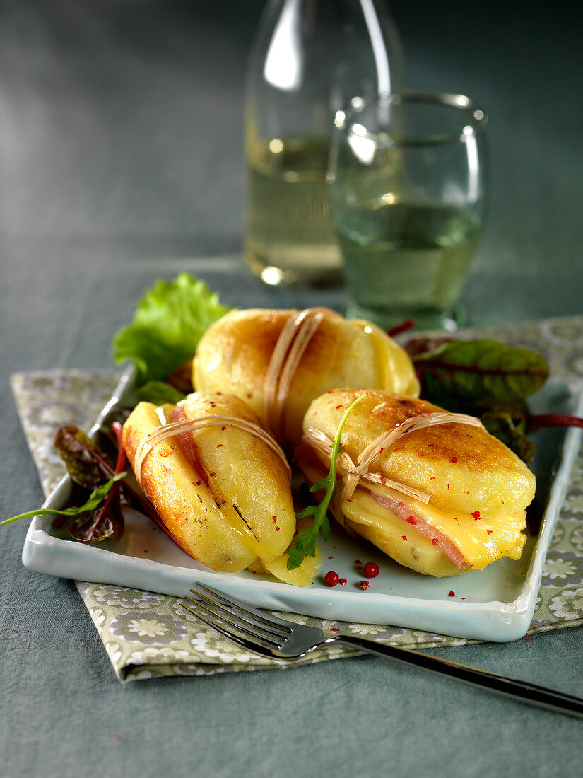 Kartoffelpäckchen mit Käse und Speck