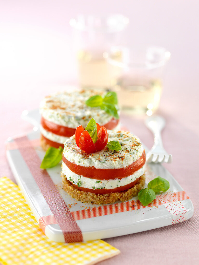 Pikanter Cheesecake mit Ziegenkäse und Tomate