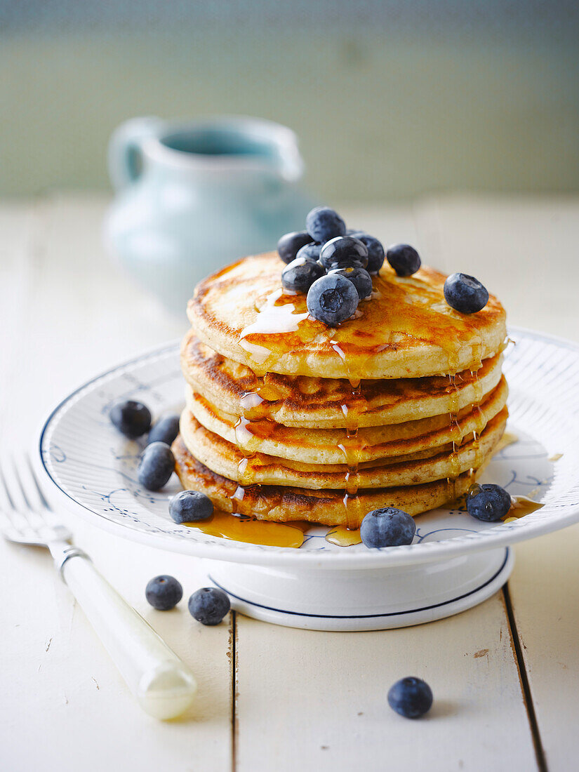 Pancakes mit Ahornsirup und Blaubeeren