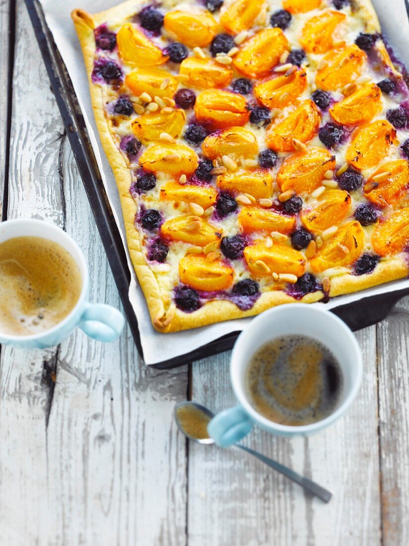 Süsse Pizza mit Aprikosen und Heidelbeeren