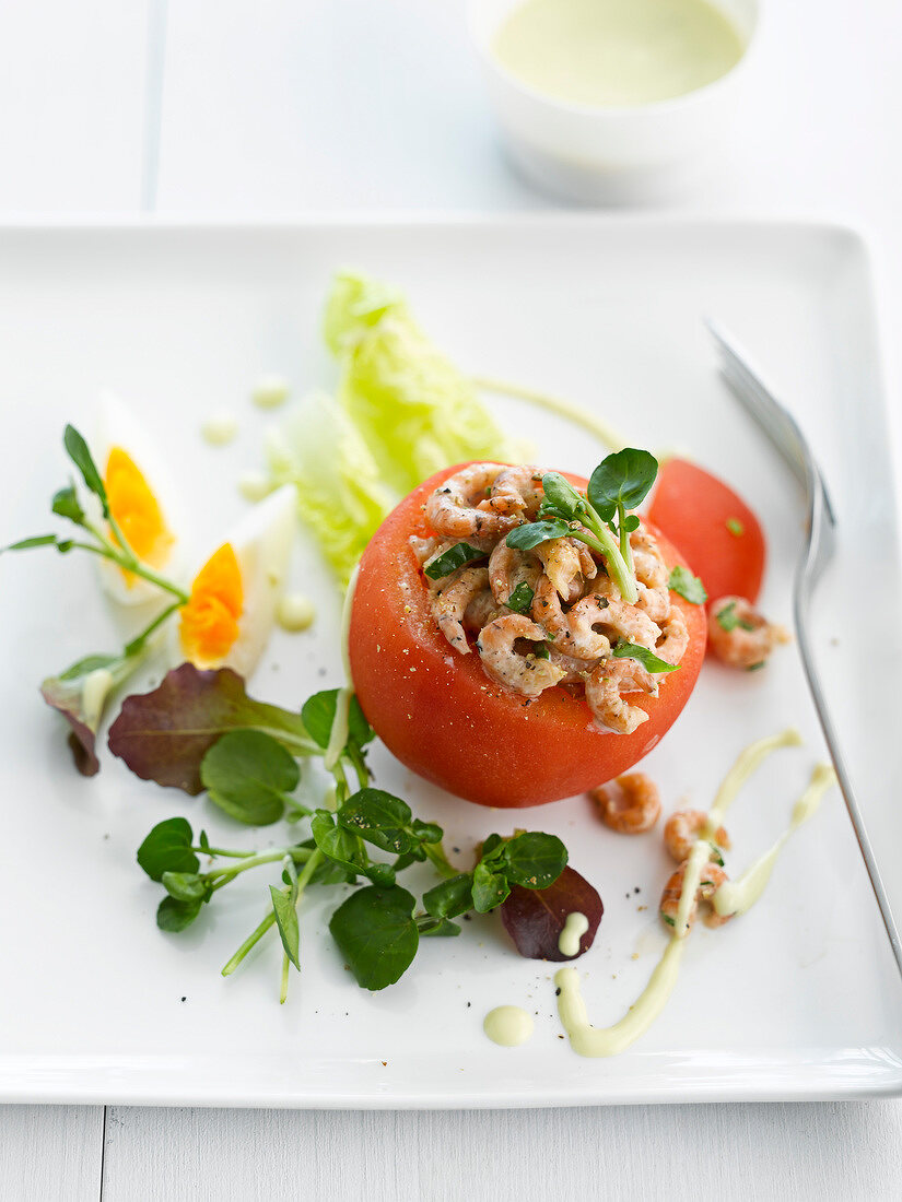 Tomato stuffed with shrimps