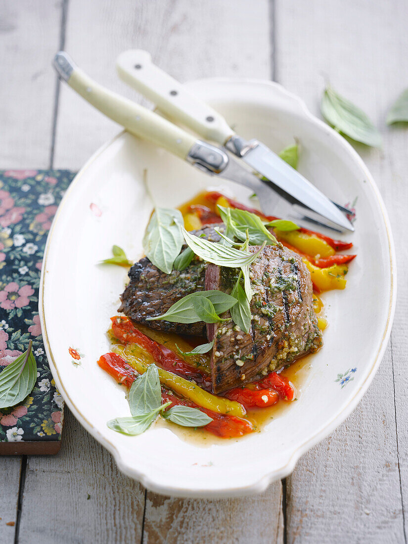 Bisonsteaks mit Paprikastreifen und Pesto