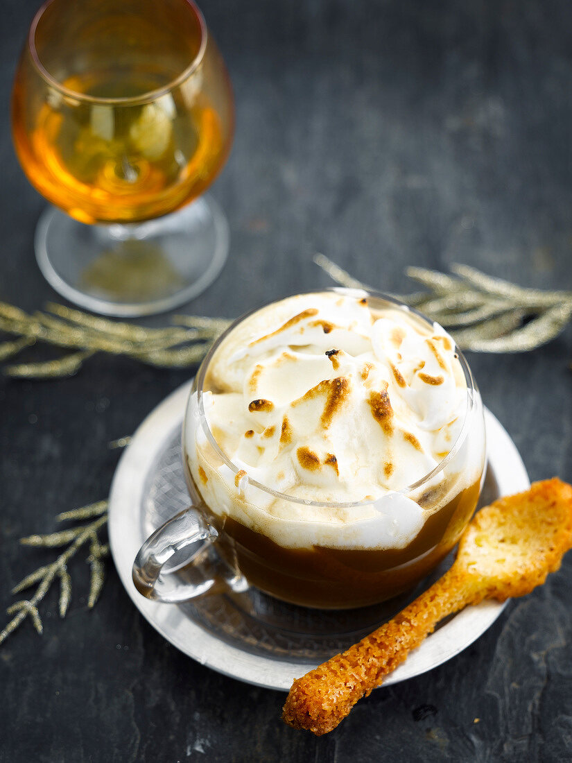 Irish coffee mit Baiserhaube und Kekslöffel