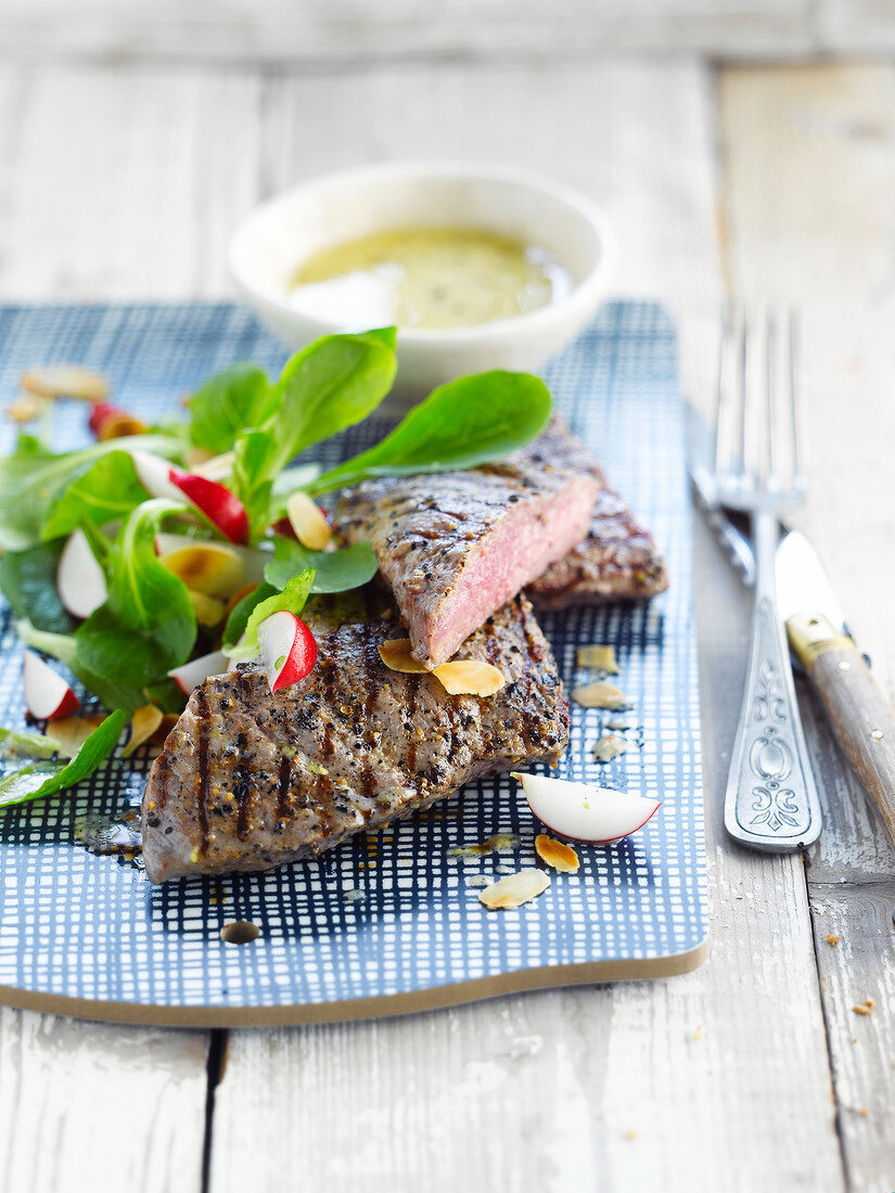 Gegrilltes Pferdefilet mit gemischtem Salat und Joghurt-Vinaigrette