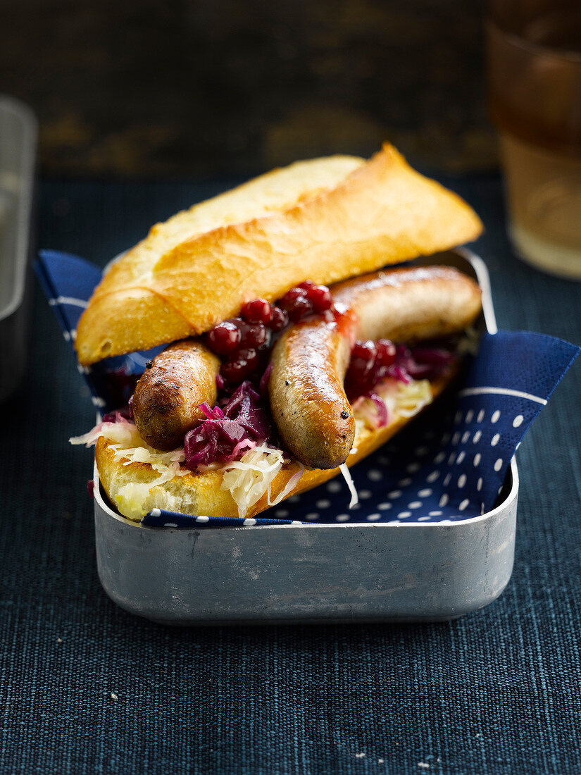 Hot dog mit Sauerkraut, Rotkraut und Cranberries