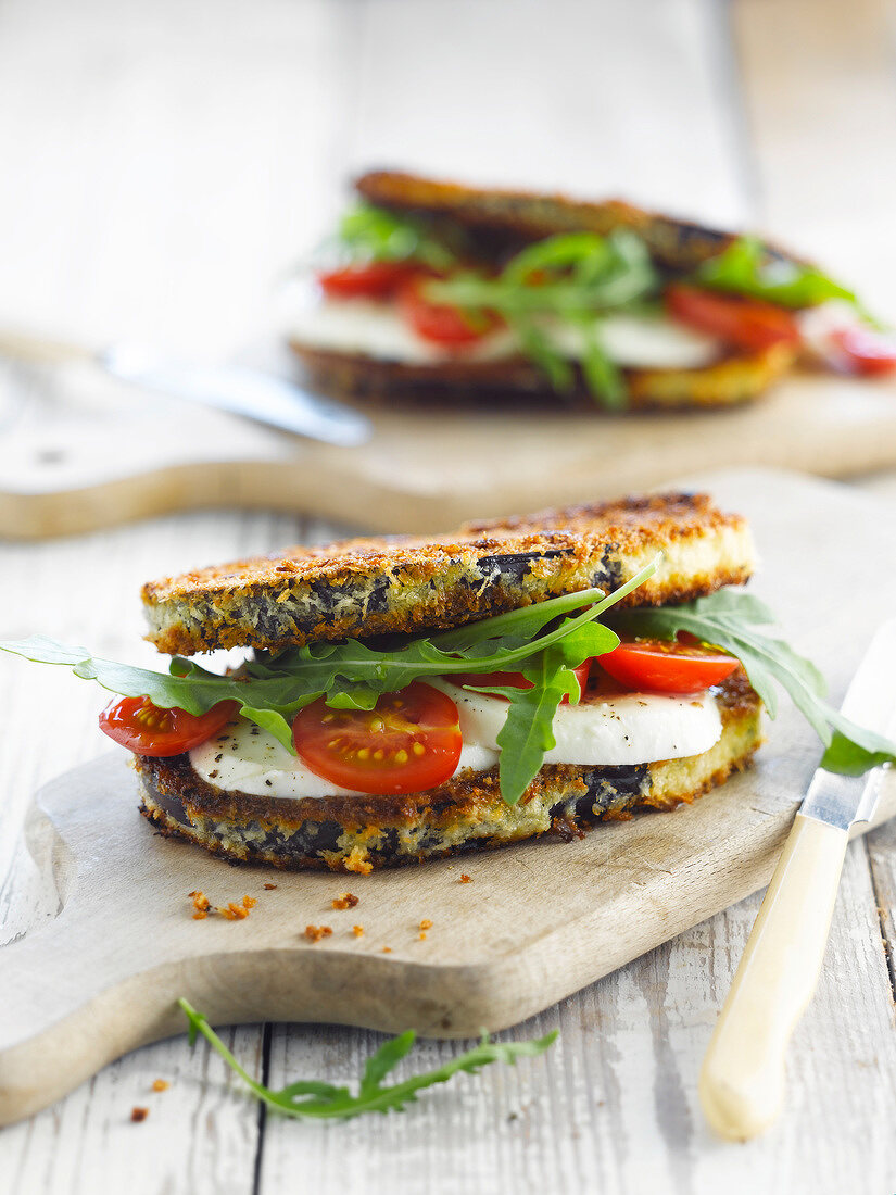 Auberginen-Sandwich mit Tomate und Mozzarella